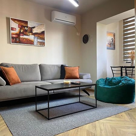 Dea'S Apartment: Hidden Gem Tirana Exterior photo